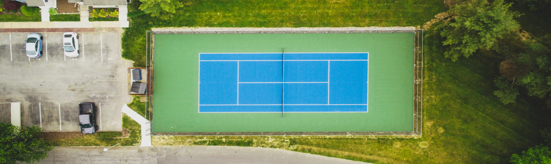 overhead image of tennis court