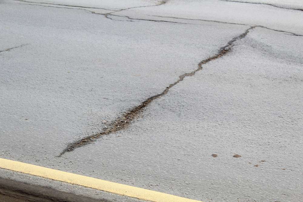 transverse crack on road