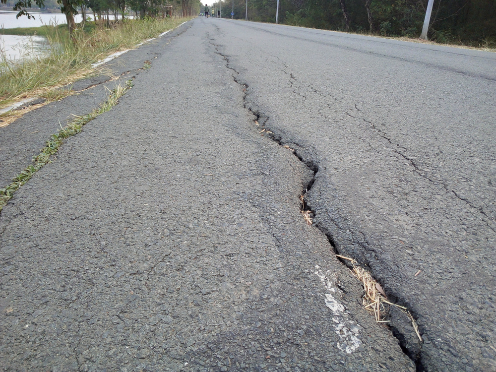 longitudinal crack in the middle of the road