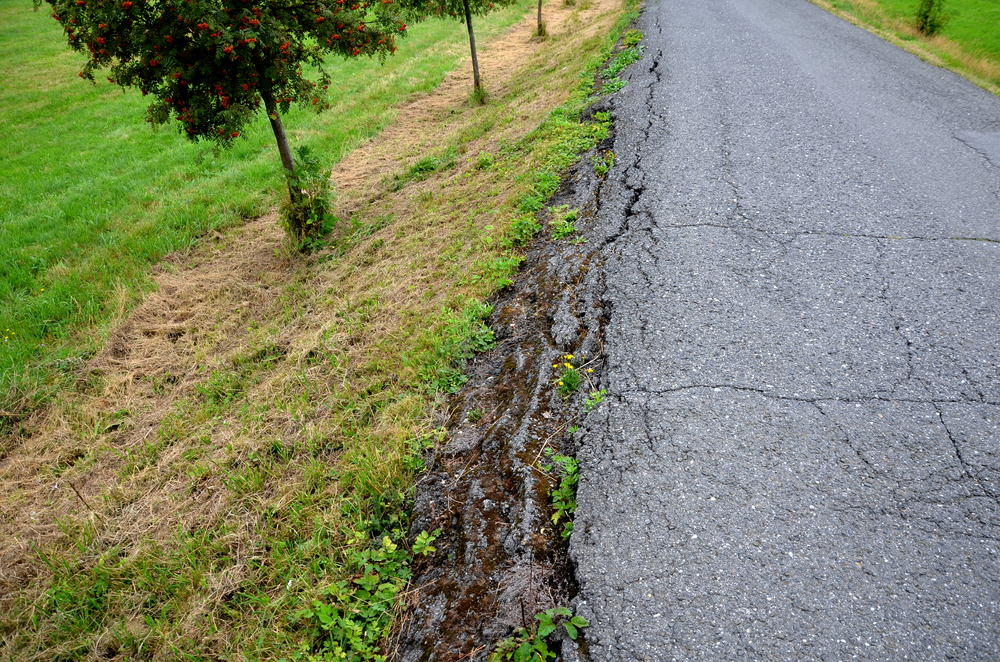 edge cracks on the edge of an asphalt road